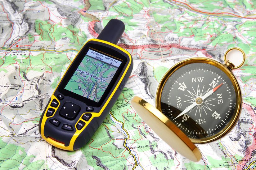 Handheld GPS vs Compass – Which Device Should I Bring When Hiking?